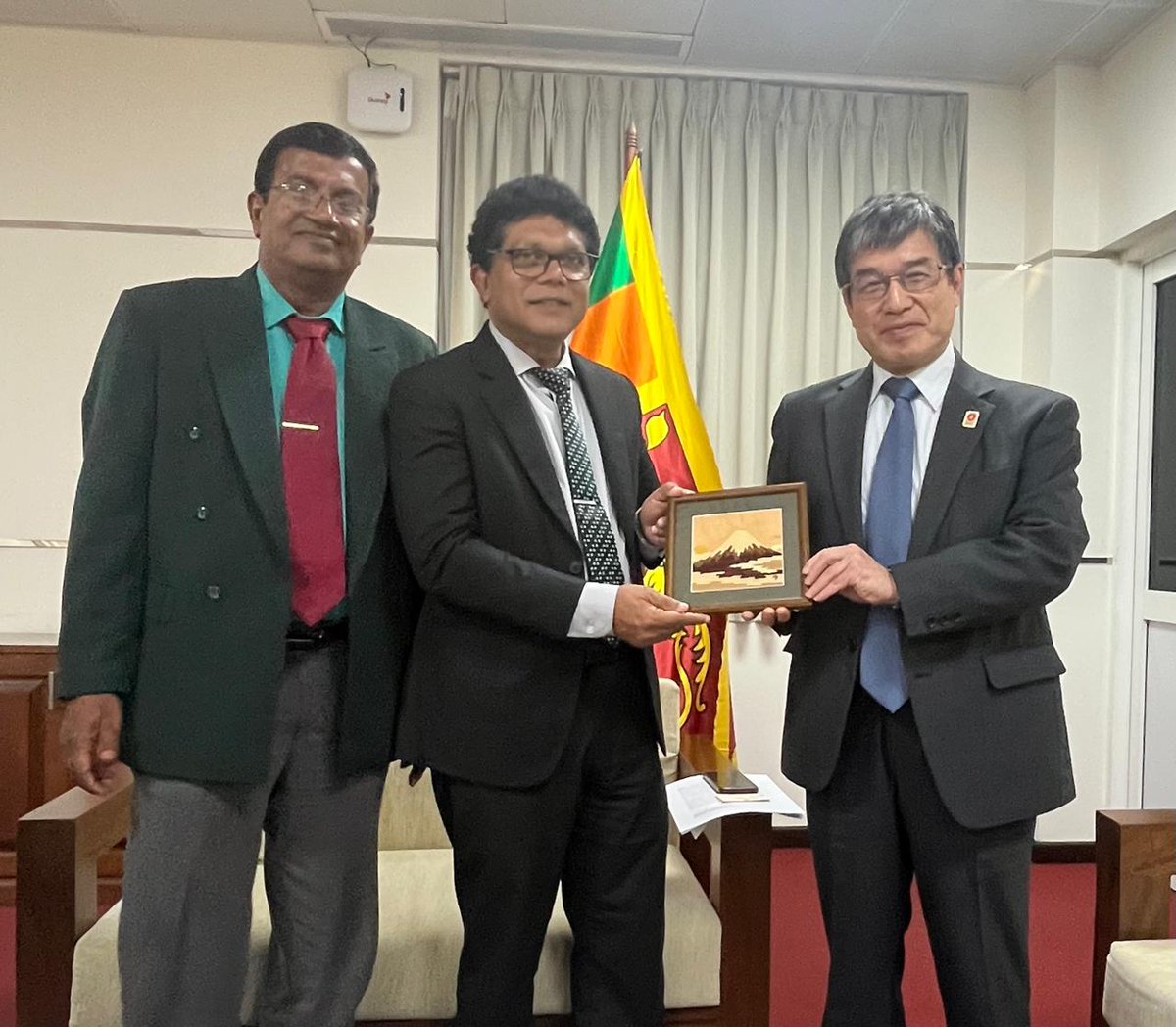 JapanEmb_SL's tweet image. On 7th July, Amb. ISOMATA paid a courtesy call on Hon. Dr. Dhammika Patabendi, Minister of Environment. They exchanged views on ongoing tackling plastic waste project🧴and the Joint Crediting Mechanism projects🌞-all towards a cleaner, greener, and more sustainable Sri Lanka💚♻️.