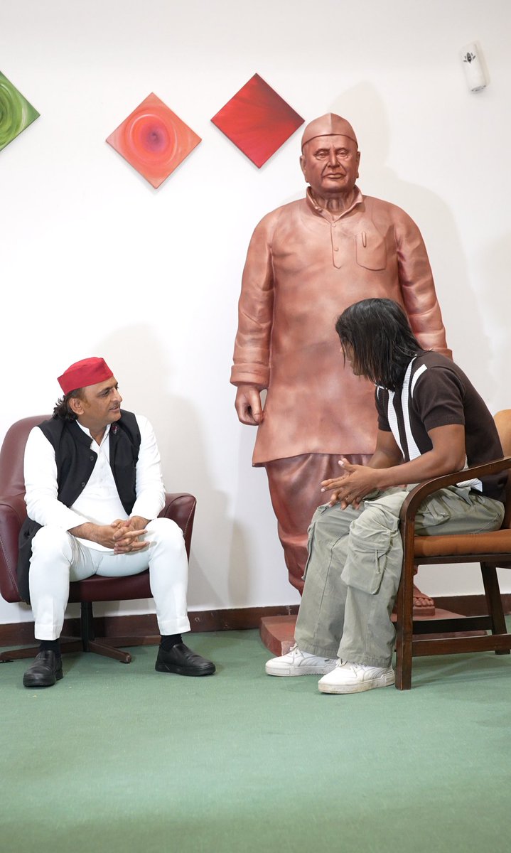 आज बड़े भैया अखिलेश यादव जी से  मुलाकात हुई 

<a href="/yadavakhilesh/">Akhilesh Yadav</a> भैया के अंदर मैंने वह अपनापन देखा जो एक पिता और बड़े भाई में होता है 
भैया  जी के नरम और हंसमुख स्वभाव के चर्चे तो मैंने सुने थे लेकिन जब उनसे रुबरू हुआ तो पाया जो सुना था उससे भी हजार गुना बेहतर स्वभाव है भैया का है