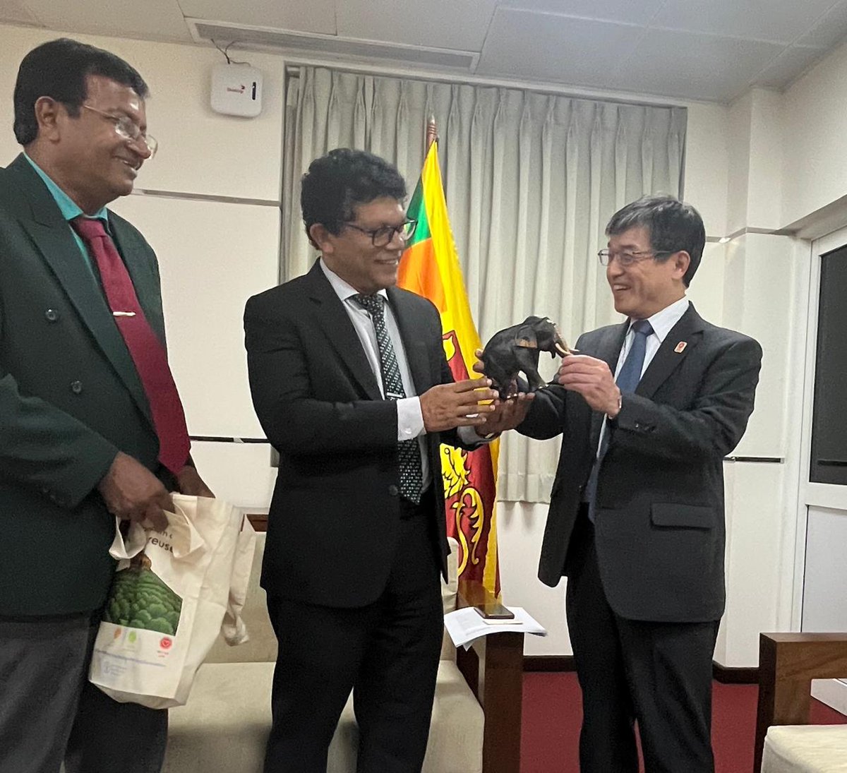 JapanEmb_SL's tweet image. On 7th July, Amb. ISOMATA paid a courtesy call on Hon. Dr. Dhammika Patabendi, Minister of Environment. They exchanged views on ongoing tackling plastic waste project🧴and the Joint Crediting Mechanism projects🌞-all towards a cleaner, greener, and more sustainable Sri Lanka💚♻️.