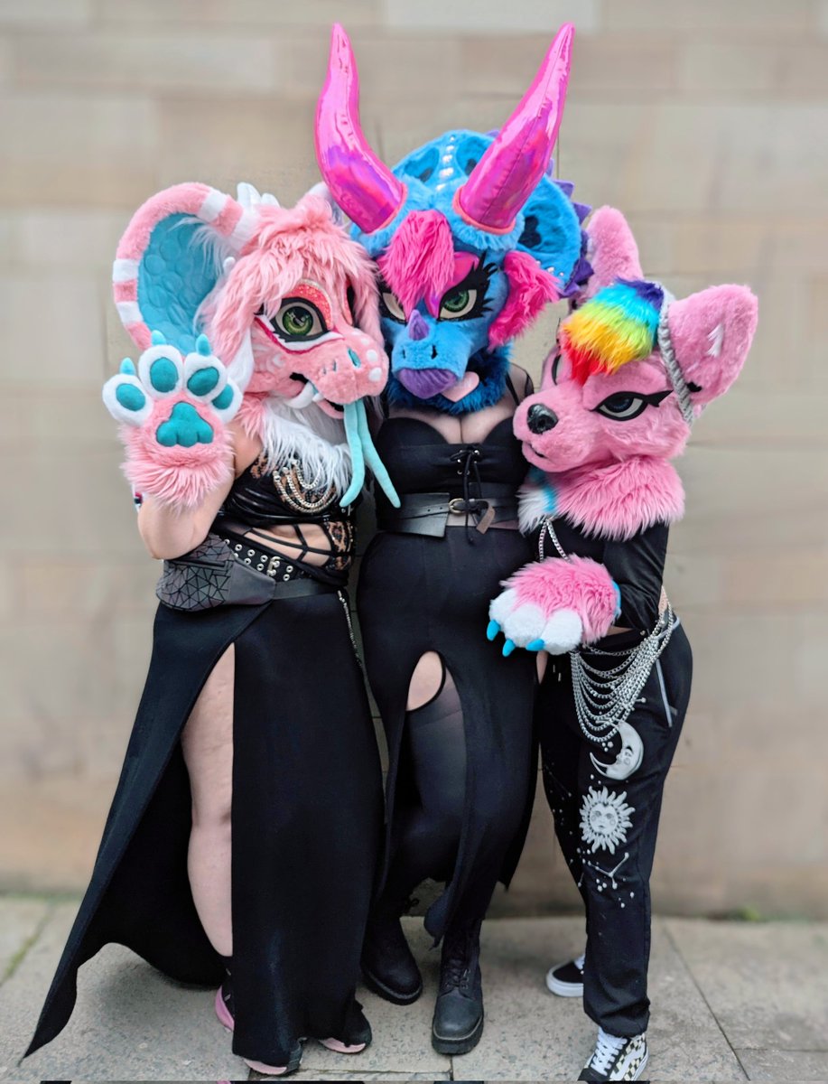 These are my ladies 🩷💙💖
#MedusaMonday #FursuitEveryday