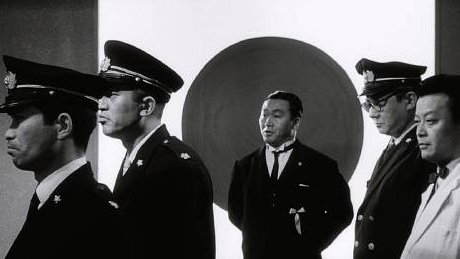 大島渚『絞死刑』ATG1千万円映画第一作…強姦殺人で在日朝鮮人Rの死刑執行…Rは死なず蘇生するが記憶失い心神喪失…再執行期し刑務官ら関係者はRの記憶回復のため悪戦苦闘する…死刑制度の是非と在日朝鮮人差別、国家とは…虚実交錯…犯行の再現寸劇、屋外、姉の登場…反体制的ブラックコメディの傑作