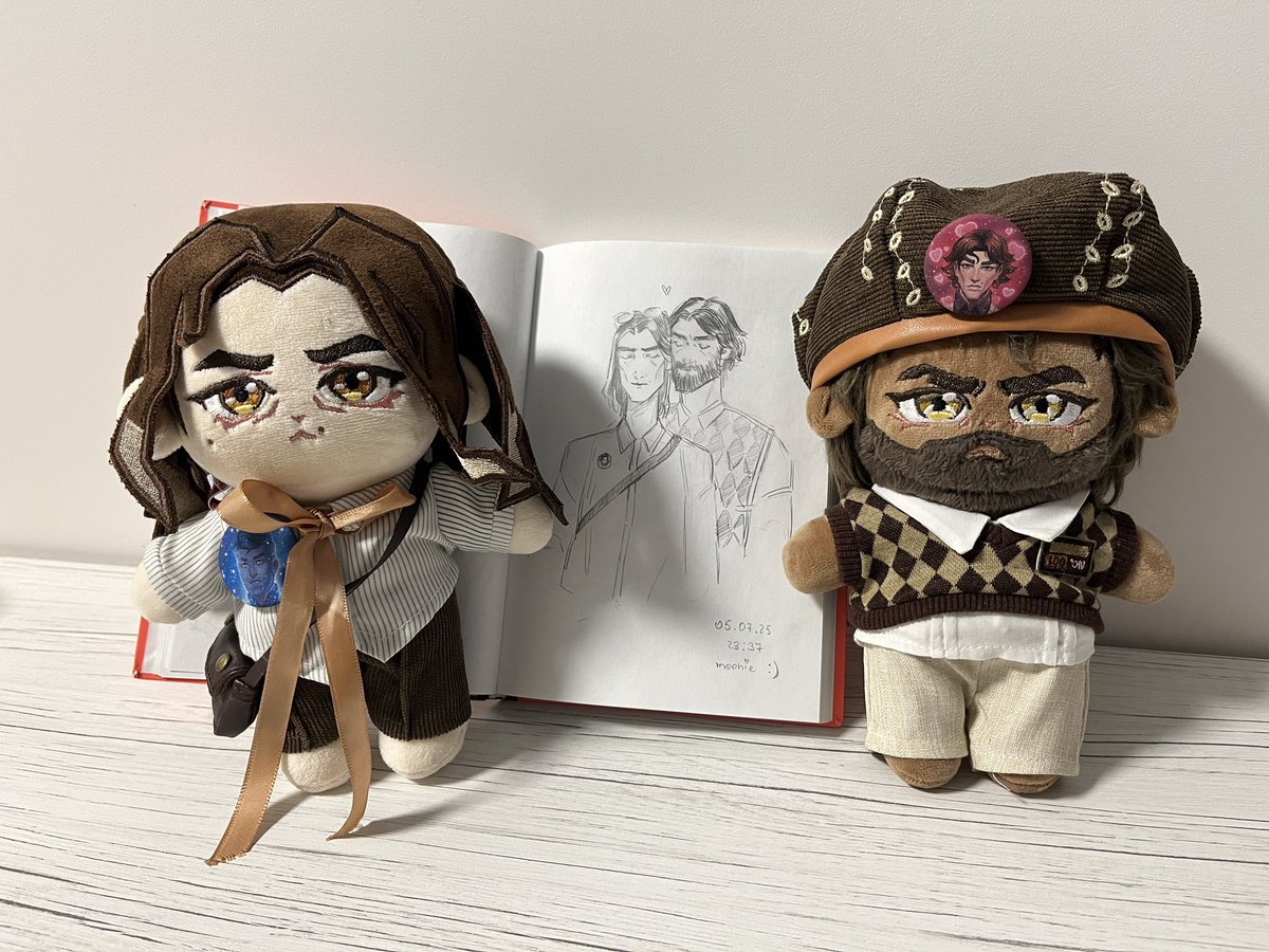 На ретрите милая <a href="/moonydrawin/">moonie</a> нарисовала моих маленьких пупсяшек, хвастаюсь сильно, залипаю сто часов!!! 

Они очень счастливы и рады!!!!