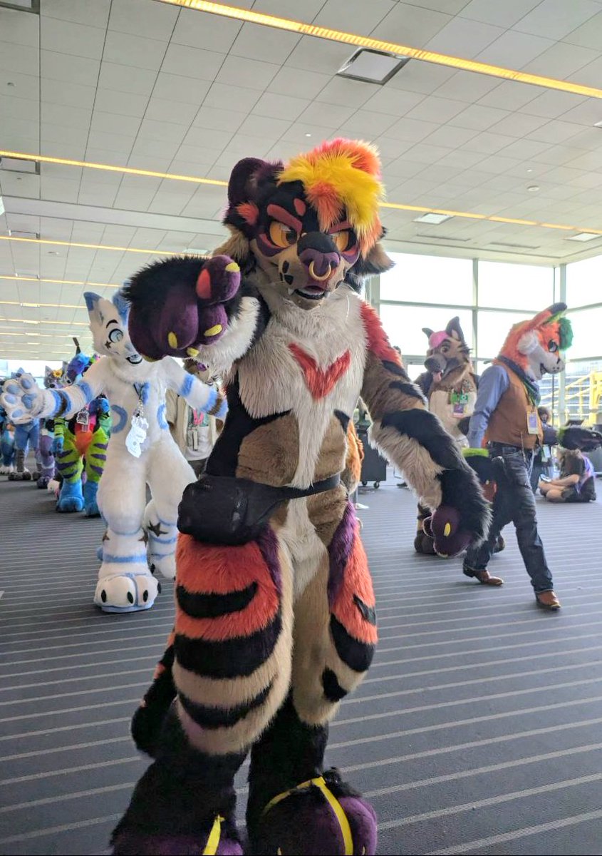 Scarburne's tweet image. ANTHROCON WAS SUCH A BLAST! i so need to come back next year omg. if u got any pics of me send em to me plssss, alternatively my character tag is "kam" on furtrack! 🙏