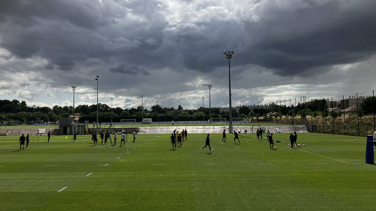Nuages noirs sur le club et sur la reprise de l’entraînement cet après-midi. L’#OlympiqueLyonnais attend avec fébrilité la décision de la #DNCG . Maintien en Ligue 1 ou rétrogradation en Ligue 2 , verdict jeudi . <a href="/m6info/">M6 Info</a> #football