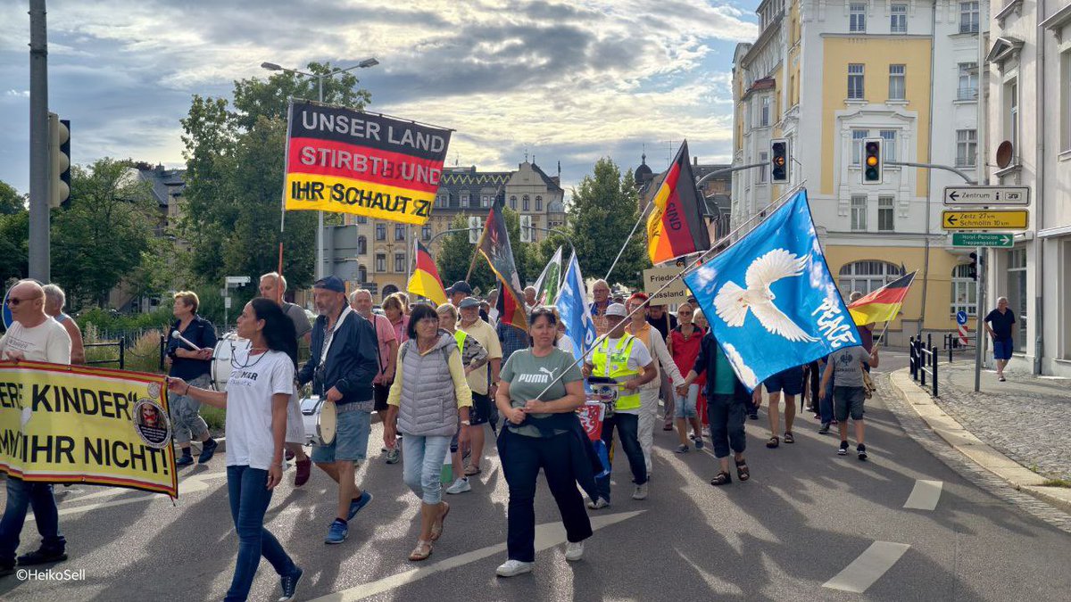 erdbeerbuegler's tweet photo. 💫 ALTENBURG - MONTAGSSPAZIERGANG AM 7. JULI 2025

https://t.co/1AfgzbiWET

🕊 Viele Altenburger zeigten heute wieder ihren Protest gegen den Irrsinn in Deutschland u.a. gegen die Umvolkung, Deindustrialisierung, Waffenlieferungen, Altersarmut, Inflation und für ein freies und Selbstbestimmtes Leben, Friedensvertrag und Souveränität.

Folgt uns 👉🏻 ▶️