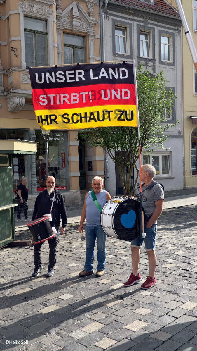 erdbeerbuegler's tweet photo. 💫 ALTENBURG - MONTAGSSPAZIERGANG AM 7. JULI 2025

https://t.co/1AfgzbiWET

🕊 Viele Altenburger zeigten heute wieder ihren Protest gegen den Irrsinn in Deutschland u.a. gegen die Umvolkung, Deindustrialisierung, Waffenlieferungen, Altersarmut, Inflation und für ein freies und Selbstbestimmtes Leben, Friedensvertrag und Souveränität.

Folgt uns 👉🏻 ▶️
