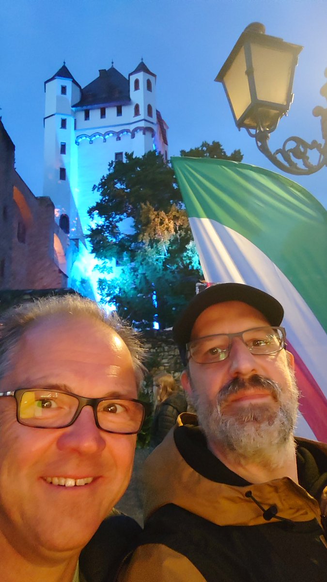 #Eltville #Rheinufer #Sektfest
Letzter Abend vom Eltviller Sektfest vor dem Feuerwerk 🎆.
Das klassische #Selfie mit <a href="/Patrick_Kunkel/">Patrick Kunkel 🇪🇺</a> und unsere wunderschönen Eltviller Burg im Hintergrund