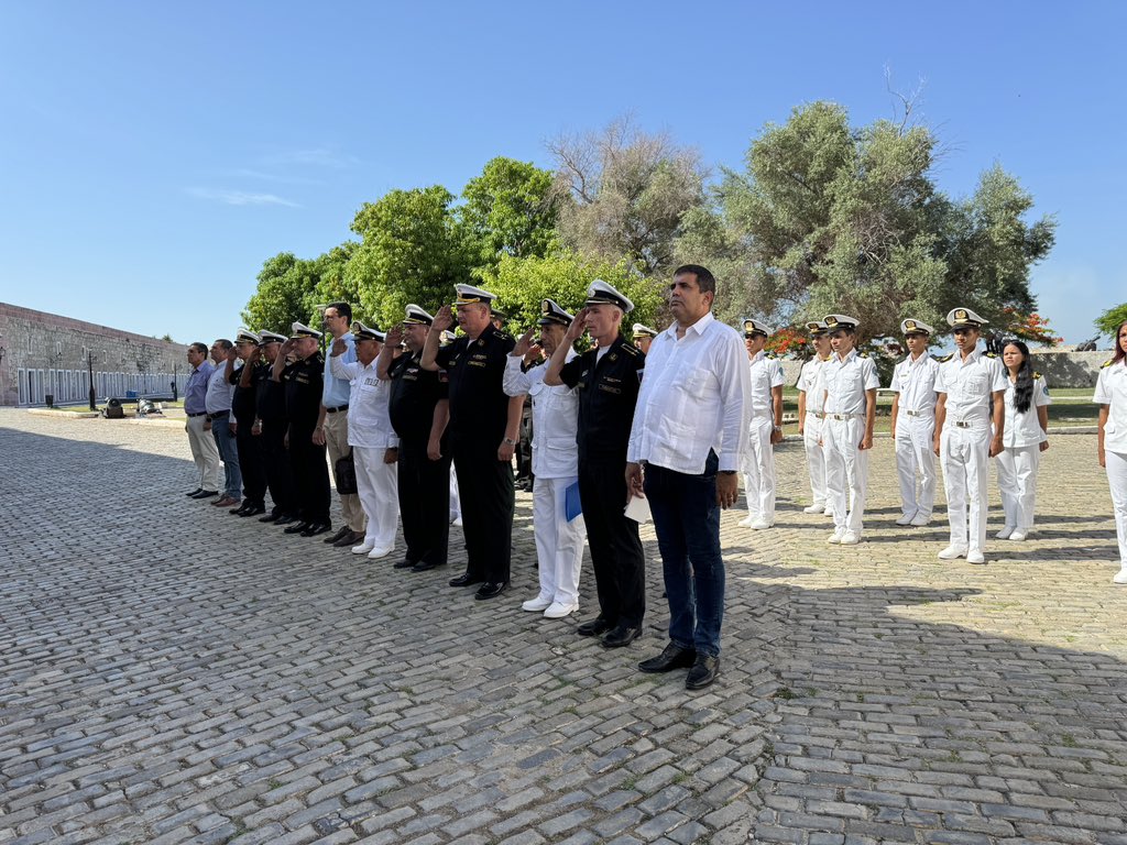 EmbRusCuba's tweet image. 🇷🇺✨ Como parte del programa de la estancia en Cuba del buque de investigación oceanográfica “Almirante Vladimirski” 🚢 de la Armada Rusa, hoy en la histórica fortaleza habanera San Carlos de la Cabaña fue inaugurada la exposición de fotos "Faros de Rusia"