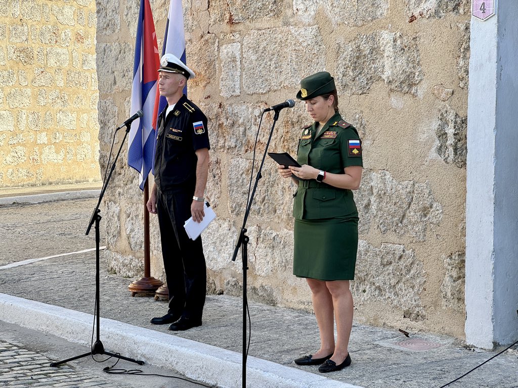 EmbRusCuba's tweet image. 🇷🇺✨ Como parte del programa de la estancia en Cuba del buque de investigación oceanográfica “Almirante Vladimirski” 🚢 de la Armada Rusa, hoy en la histórica fortaleza habanera San Carlos de la Cabaña fue inaugurada la exposición de fotos "Faros de Rusia"