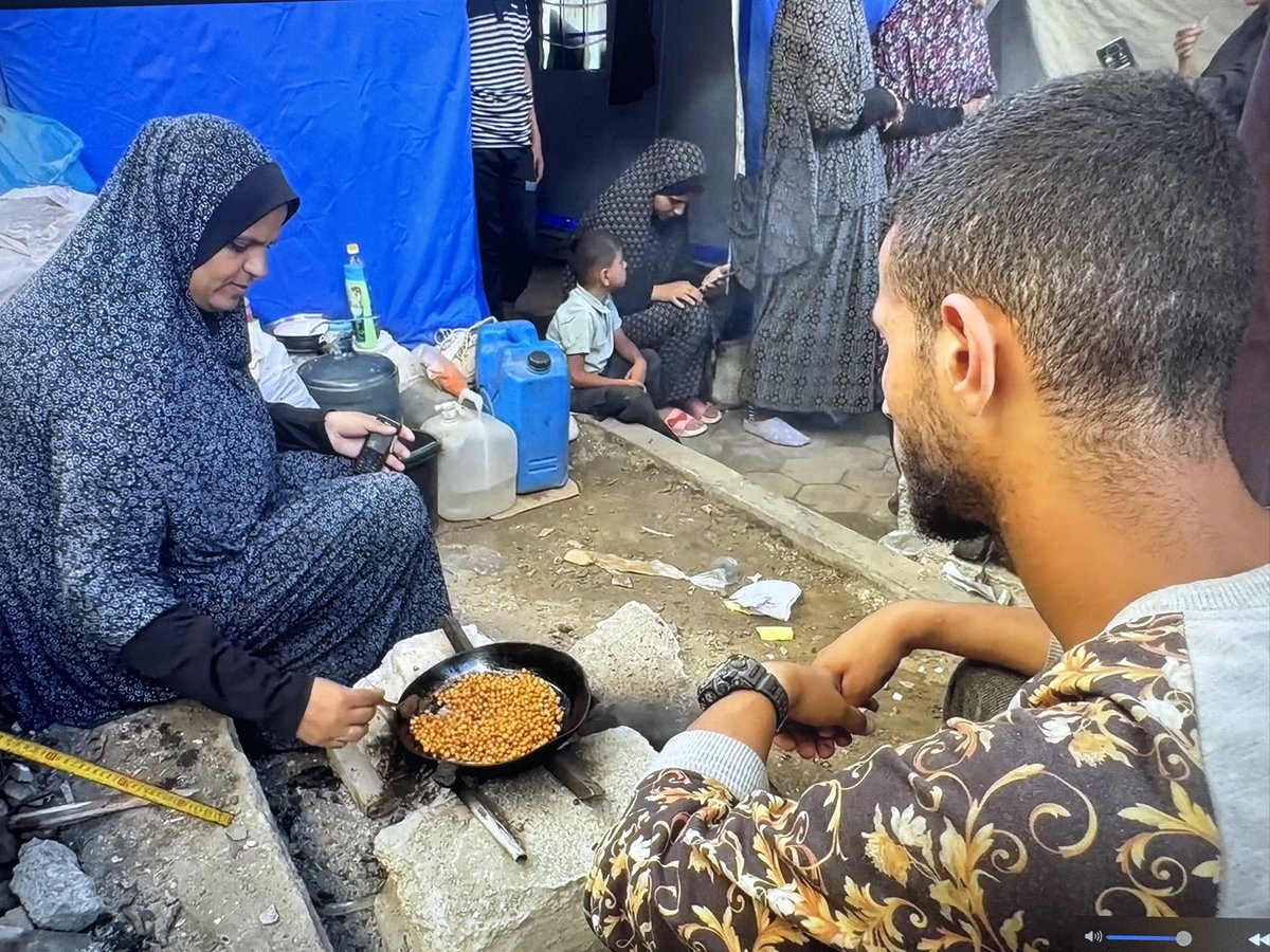 Gawhary's tweet image. Eine Dose Kichererbsen für die der letzte überlebende Sohn der Familie Khalaf im Gazastreifen sein Leben riskiert hat. Mehr dazu in unserer heutigen Reportage gleich in der #zib2