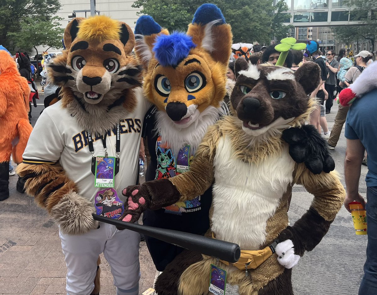 tugotiger's tweet image. Awesome running into @AeroFox64 and @polycereal right after the parade! Two of y’all amazing!