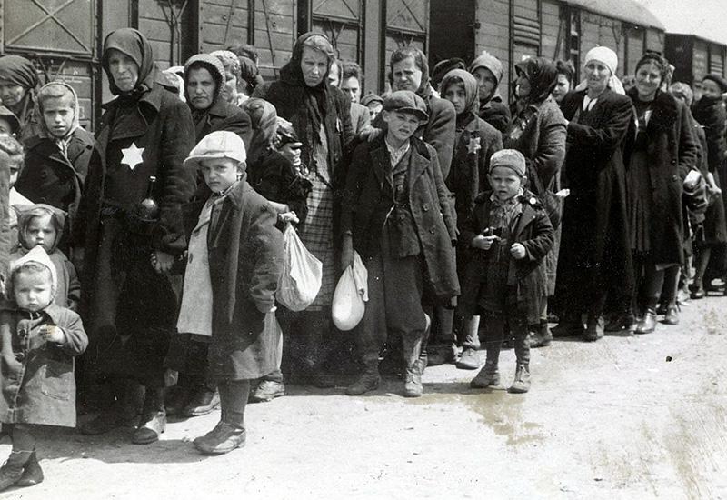 Judíos llegando a la famosa ciudad humanitaria de Auschwitz. Europa apesta a nazismo.