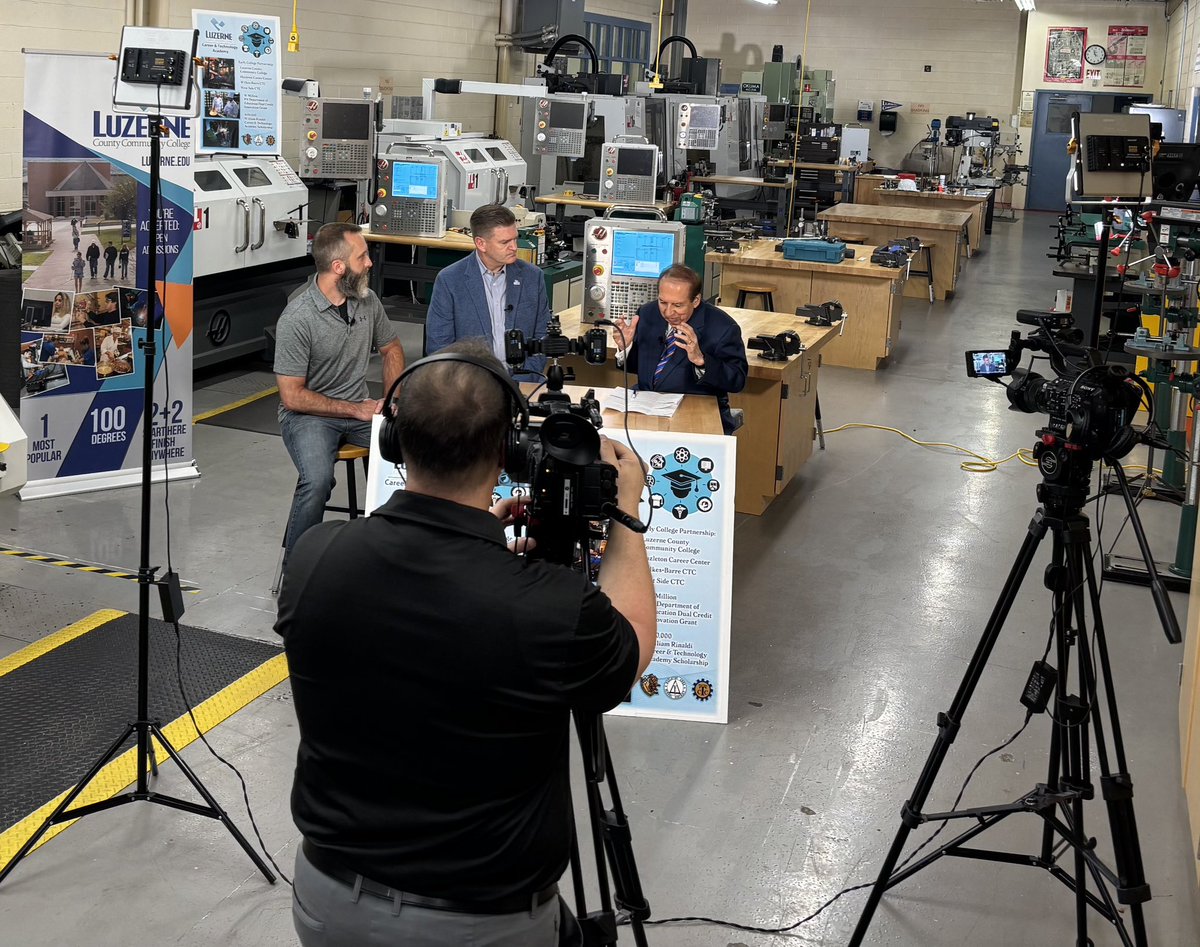 LuzerneCC's tweet image. 🎓📺 Watch now: m.youtube.com/watch?v=2GLVth…
This month on The Sam Lasante Show: President John Yudichak and Instructor John Sherrill spotlight LCCC’s game-changing Career & Technology Academy 🔧🔥