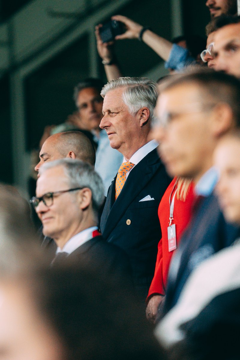 MonarchieBe's tweet photo. ⚽️🇧🇪 #FLAMETIME. Le Roi était présent pour encourager les @BelRedFlames face à l’Espagne à l’Euro féminin de football. Nos joueuses ont tout donné face aux championnes du monde en titre. Ensemble dans la victoire, comme dans la défaite ! https://t.co/oCJeY5vUhO