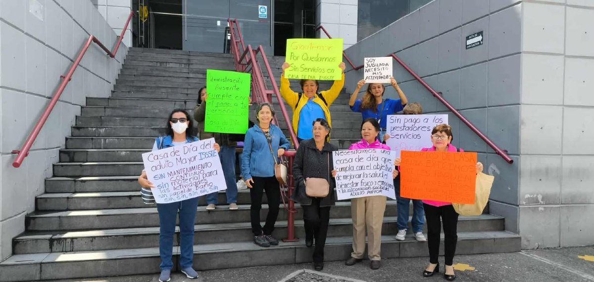 ultranoticiasfm's tweet image. 💼 Protestan trabajadores del ISSSTE Toluca por falta de pago

Personal del área clínica se manifestó este lunes por salarios atrasados y malas condiciones laborales. Algunos no han cobrado en más de tres meses, afectando la atención a adultos mayores.

 #ISSSTE #ProtestaLaboral