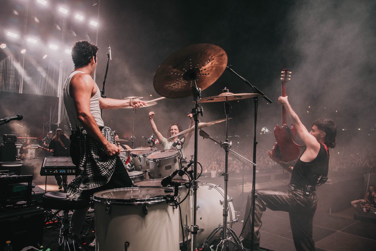 CARTAGENA

Noche 1

“Con esto poco a poco llegué al puerto
a quien los de Cartago dieron nombre,
cerrado a todos vientos y encubierto
y a cuyo claro y singular renombre
se postran cuantos puertos el mar baña,
descubre el sol y ha navegado el hombre”.