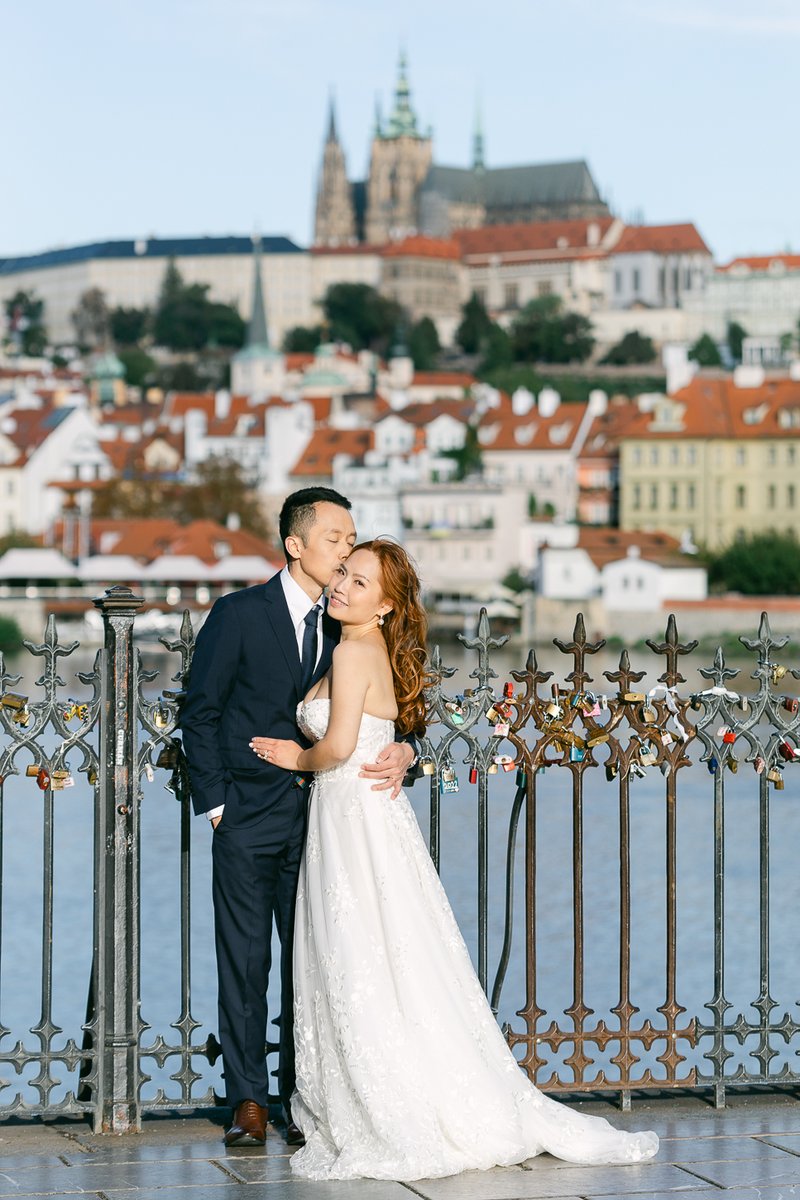 4erlovejourney's tweet image. With over 10 years of experience as destination wedding photographers in Europe, we know how to guide our couples through the best light, poses, and scenery across Paris, Prague, and beyond.

#charlesbridge 
#oldtownsquare 
#oldtownsquareprague 
#pragueastronomicalclock
#Prague