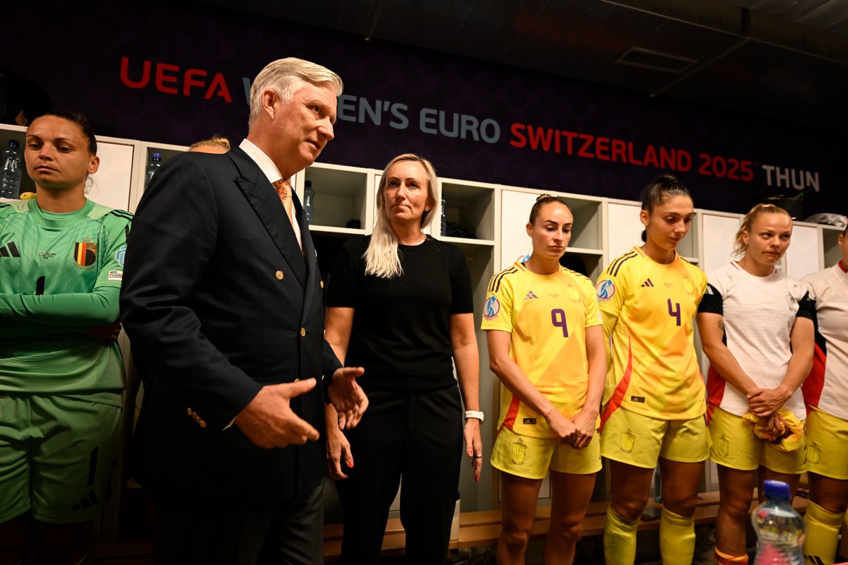 MonarchieBe's tweet photo. ⚽️🇧🇪 #FLAMETIME. De Koning moedigde de @BelRedFlames aan tegen Spanje op het EK vrouwenvoetbal. Onze speelsters hebben alles gegeven tegen de wereldkampioen maar het heeft helaas niet mogen zijn. Op naar de volgende wedstrijd ! https://t.co/I3svUm5PaH