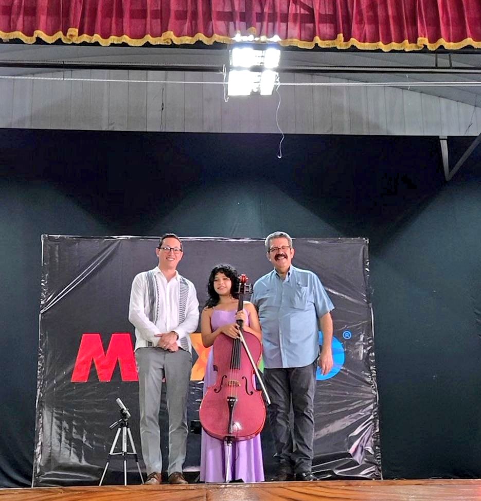 ConsulMexTeu's tweet image. 🎵 De Tapachula 🇲🇽 para el mundo. 🌎
Gran recital de Lunita Corina en Coatepeque 🇬🇹 bajo el proyecto "Violonchelo de Barrio" 🎻
Casa llena en el Teatro Municipal de la Cultura en donde la joven de 15 años cautivó a su audiencia.