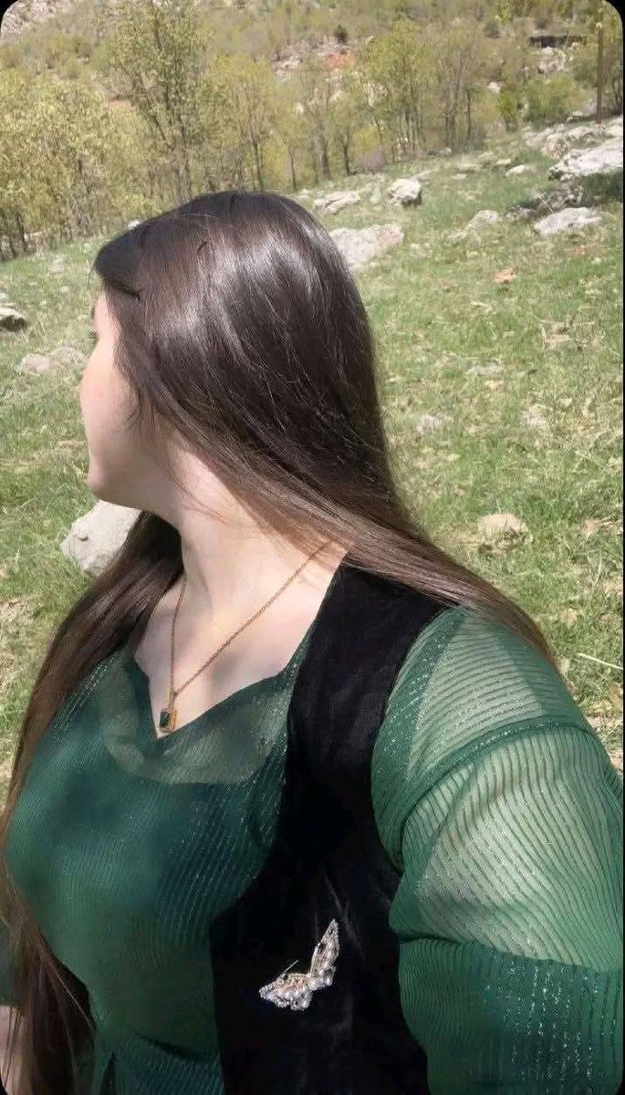 کچھ سال پہلے جو گود میں بیٹھا کرتا تھا آج کل مجھے گود میں بٹھانے کے چکر میں ہے۔۔۔🙊🥵