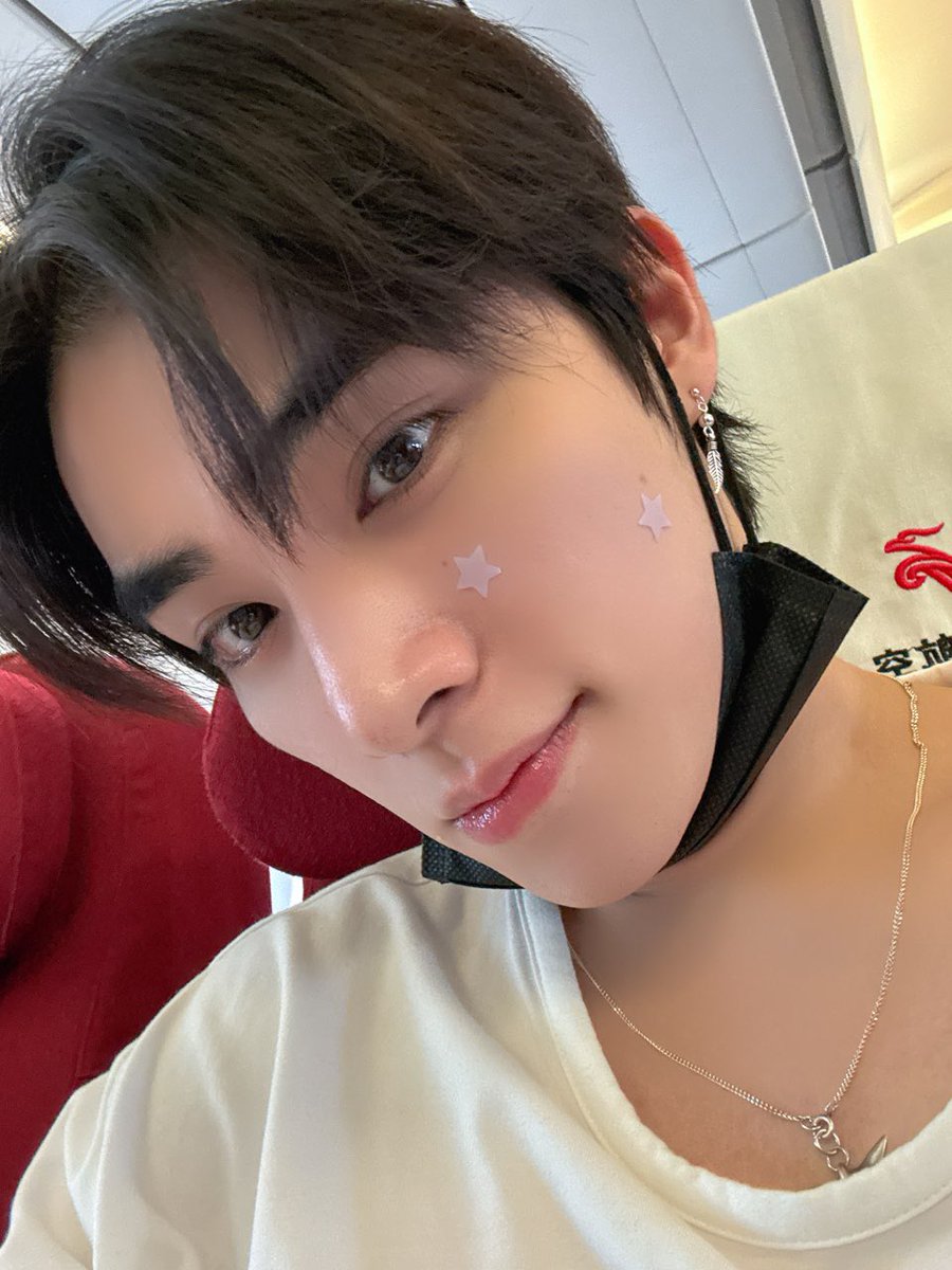 yammaxxing's tweet image. Making up new words/portmanteaus to describe xiaojun's beauty:
-soupre (super pretty)
-scintalliclous (scintillatingly delicious)
-reamfantatty (extremely fantastically pretty)
-tremtching (extremely bewitching)
-achlovty (achingly lovely and beautiful)
thx for reading🩷