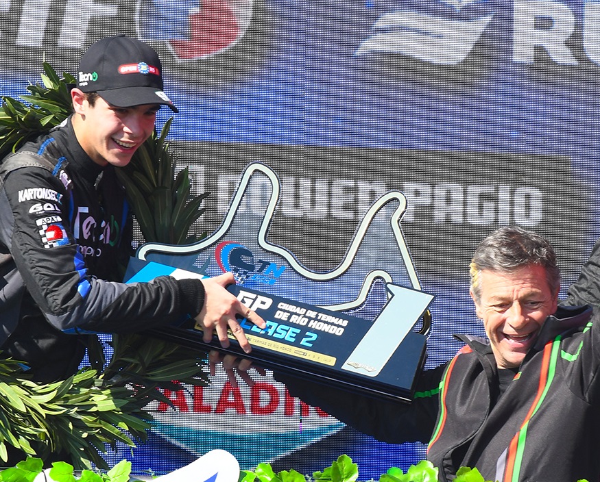 Juan Bautista Damiani

▶️Buenos Aires 2005. Su primer podio. En brazos de Juan Manuel, su papá, ganador en <a href="/TurismoPista/">Turismo Pista</a> 🚼

▶️Las Termas 2025. Su último podio. Festejando con su papá -no podía ser de otra manera- después de ganar en <a href="/prensatn/">TN</a> 🏆