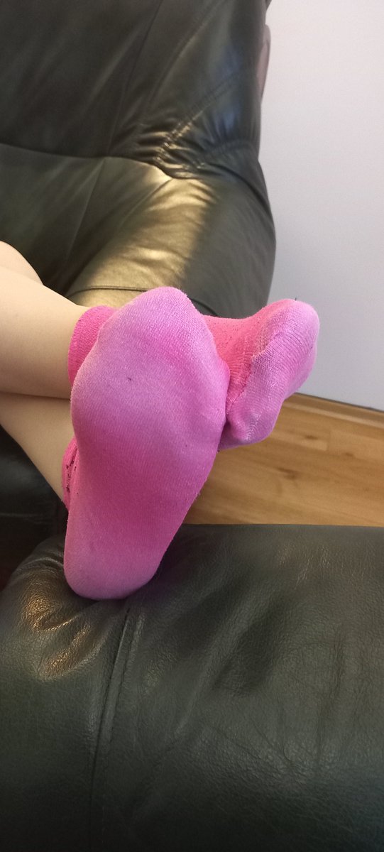 paniprawnik92's tweet photo. I am relaxing after a long walk. Beg me to sell my worn and sweaty socks to you loser.

Relaksuję się po spacerze przegrywie. Poproś mnie ładnie, a może sprzedam ci moje przepocone skarpetki.

#feet #socks #findom #femdom #paypig #paysub

@rt_feet  @user385u @PolskiFindom https://t.co/zTL3ViPLlD