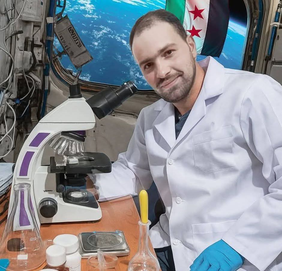 المخترع وعالم الفيزياء "عباس الفاعوري"، ابن مدينة درعا، انطلق من لجوئه في مخيم الزعتري ليصبح ثاني رائد فضاء في تاريخ سوريا. 

قصة تلهم الأجيال وتكتب بالمجد حروفها.