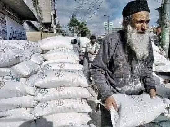 موت بھی ہاتھ مل رہی ہوگی
ایسی کچھ زندگی گزار گیا

#Abdul_Sattar_Edhi
9th Death Anniversary
8th July 2016