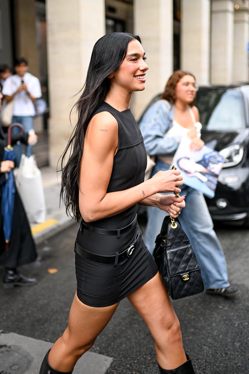 STUDlO2054's tweet image. 📸 | @DUALIPA leaving lunch in Paris, France today! (07/07) bit.ly/46ti8eq