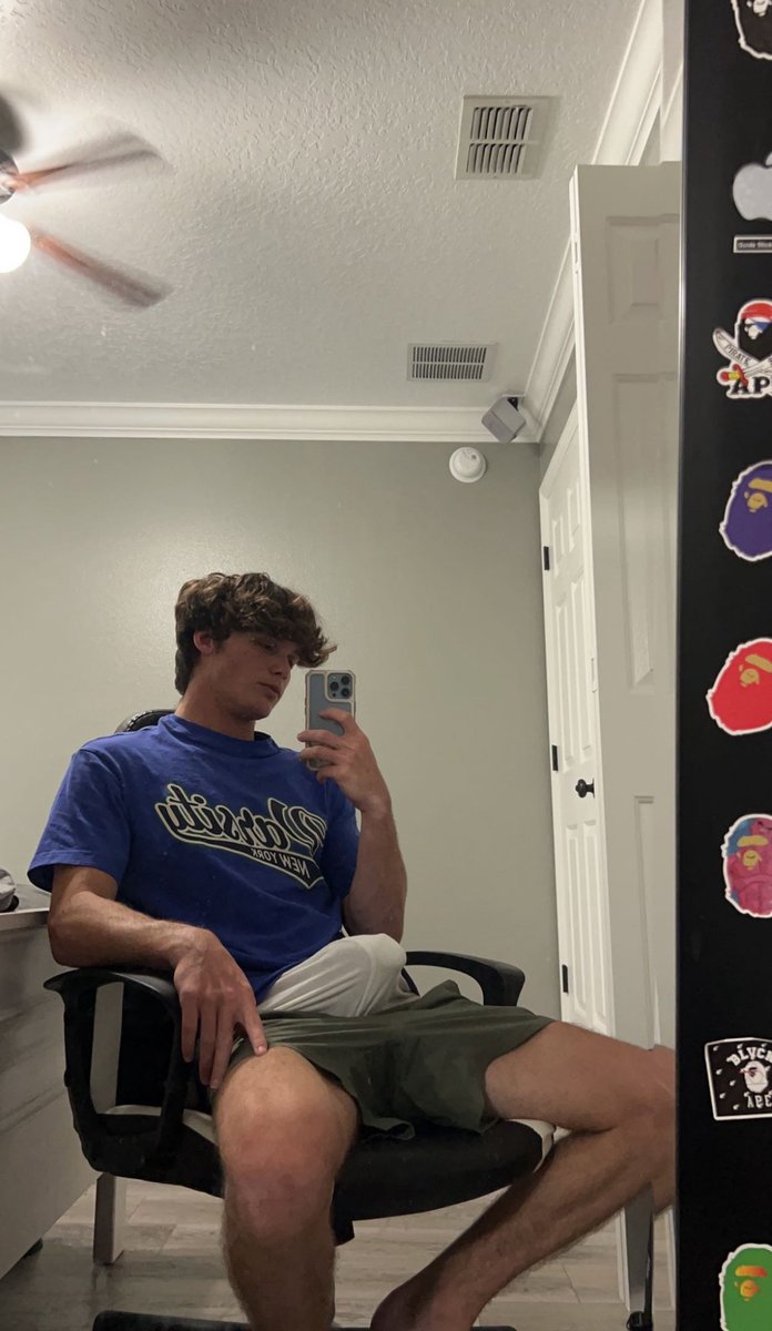 say hi for a suprise d pic in ur dms 😜