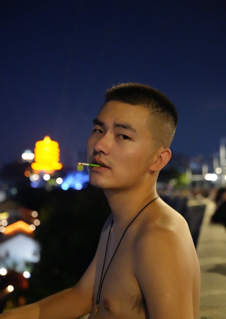 那些喜欢去酒吧，ktv，有男朋友还出去参加聚会交友玩游戏的东西，不就是烂货
烂货还有什么好谈的
还在那自欺欺人呢
珍爱生命，远离这样的烂货就好了