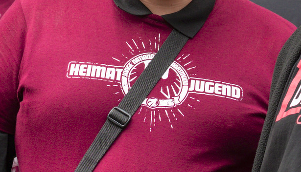 AfaNord's tweet photo. Beim #Neonazi-Aufmarsch für Siegfried "Siggi" Borchardt trägt die Jugendorganisation der Heimat (Ex-NPD) #JungeNationalisten #Dortmund JN-Anwärter-Shirts mit Aufdruck "Heimat Jugend", eine Anlehnung an die "Hitlerjugend" (HJ), die intern schon 2024 kursierte. 1/x
#NoNazis #NoNPD https://t.co/56ezLxZZSI