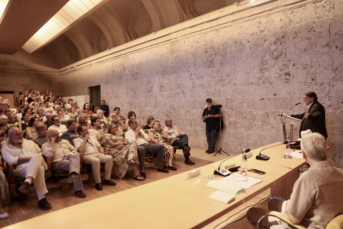alhambracultura's tweet image. 🌿🦜 Hoy tuvimos la oportunidad de disfrutar de un encuentro con Joaquín Araújo. Fue el complemento perfecto a los conciertos de ‘Catalogue d’oiseaux’ de Olivier Messiaen en la colina. 🎹🎶 ¡En un entorno mágico! 🌟🕌
#alhambracultura #alhambra #granada
@FestivalGranada