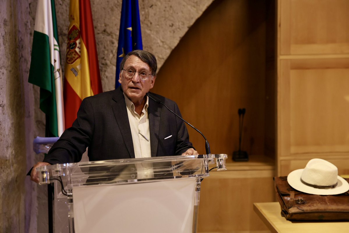 alhambracultura's tweet image. 🌿🦜 Hoy tuvimos la oportunidad de disfrutar de un encuentro con Joaquín Araújo. Fue el complemento perfecto a los conciertos de ‘Catalogue d’oiseaux’ de Olivier Messiaen en la colina. 🎹🎶 ¡En un entorno mágico! 🌟🕌
#alhambracultura #alhambra #granada
@FestivalGranada