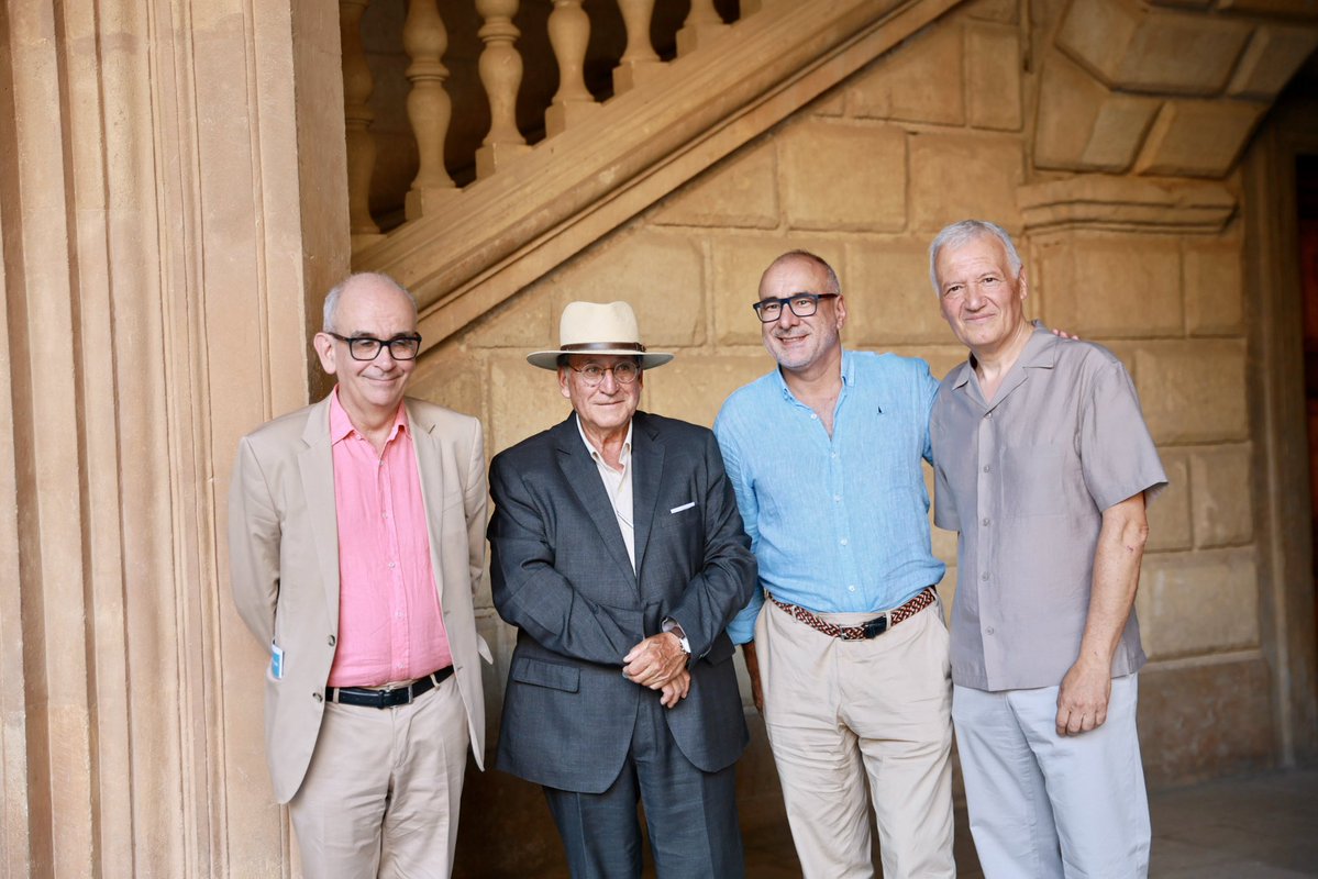 alhambracultura's tweet image. 🌿🦜 Hoy tuvimos la oportunidad de disfrutar de un encuentro con Joaquín Araújo. Fue el complemento perfecto a los conciertos de ‘Catalogue d’oiseaux’ de Olivier Messiaen en la colina. 🎹🎶 ¡En un entorno mágico! 🌟🕌
#alhambracultura #alhambra #granada
@FestivalGranada