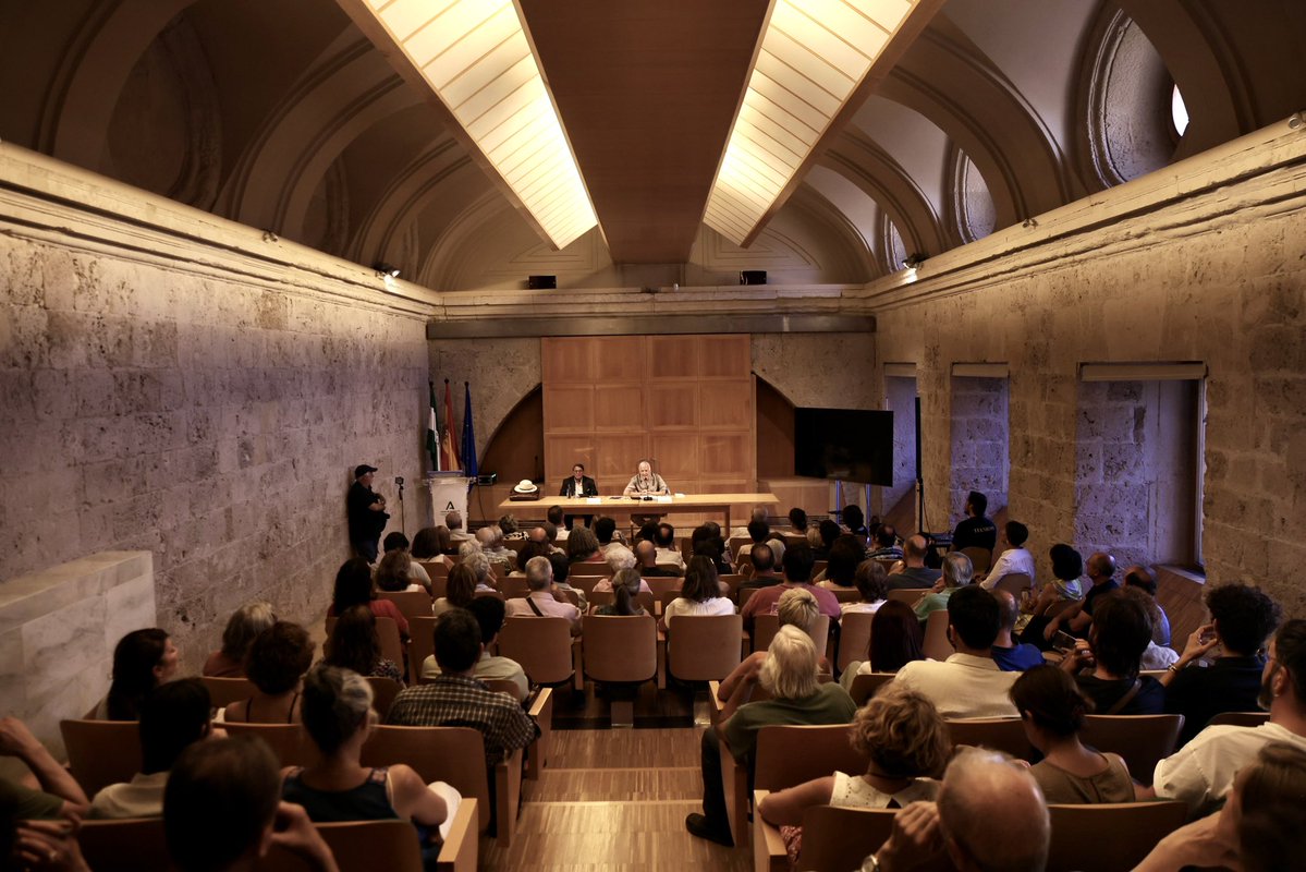 alhambracultura's tweet image. 🌿🦜 Hoy tuvimos la oportunidad de disfrutar de un encuentro con Joaquín Araújo. Fue el complemento perfecto a los conciertos de ‘Catalogue d’oiseaux’ de Olivier Messiaen en la colina. 🎹🎶 ¡En un entorno mágico! 🌟🕌
#alhambracultura #alhambra #granada
@FestivalGranada