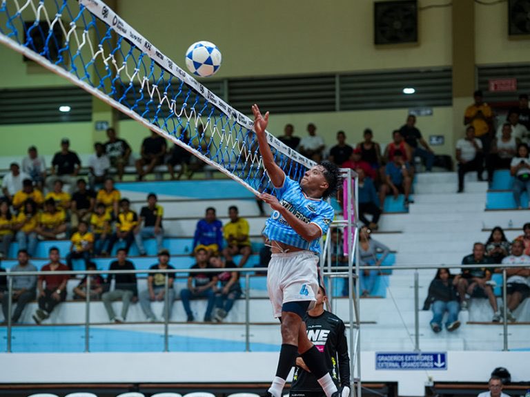 aquilesalvarez's tweet photo. PASIÓN DEPORTIVA QUE UNE AL ECUADOR

La primera competencia profesional de la Liga Nacional de Ecuavóley se realizó en el Coliseo Abel Jiménez Parra del Parque Samanes, este deporte es 100 % ecuatoriano. Con 16 equipos recorriendo 14 ciudades, esta liga no solo impulsa al ecuavóley, sino que reafirma a Guayaquil como el corazón del deporte nacional. 

Todo esto es parte del camino que consolida a Guayaquil como Capital Americana del Deporte 2026.

Así seguimos #ConstruyendoLaCiudadDeTodos.