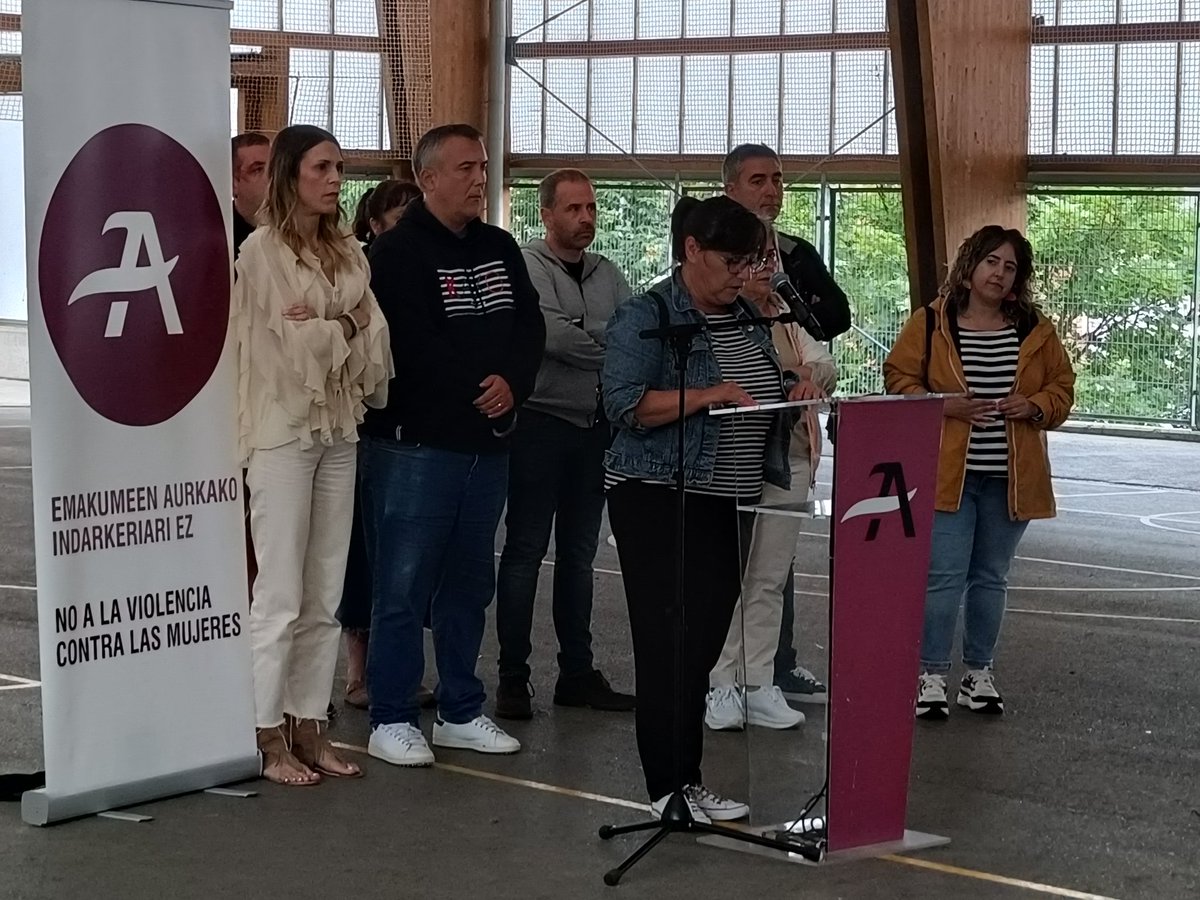 eajpnvabanto's tweet image. 🔴🟢⚪🔴🟢⚪🔴🟢⚪🔴🟢⚪

Concentración para denunciar la agresión machista del pasado jueves en Sanfuentes.

Emakumeen aurkako erasorik ez

@eajpnvabanto en contra de la violencia contra las mujeres 

🔴🟢⚪🔴🟢⚪🔴🟢⚪🔴🟢⚪