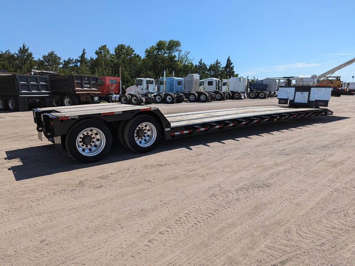EquipmentTrader's tweet image. 💪 Get set to haul with this 2020 Load King 40-Ton Lowboy Trailer 🔥📍 Sawyer, KS | 💰 $47,500
29' well, 49' x 102", air ride, swing-out outriggers! 🚛 Nationwide delivery available 👉 brnw.ch/21wTXYs

#EquipmentTrader #BuySellResearch #TrailerForSale #LowboyTrailer