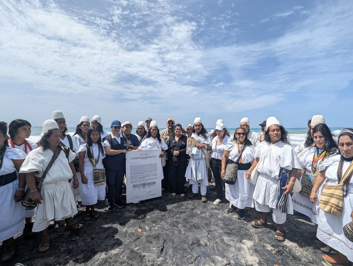 🌊 El pueblo Arhuaco vuelve al mar.
La SAE entregó el predio ‘Los Acantilados’ (322 hectáreas en Guachaca, Santa Marta) al Resguardo Koguimalayo-Arhuaco, en articulación con la @ANT.
Un paso profundo hacia la #JusticiaTerritorial
🧵1/5