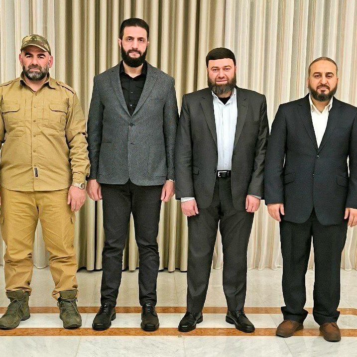 لا أشرقت شمسٌ وأدبر حالكٌ
إلا الديارُ بحُسن عَودِك ترفُلُ
إني -ولو فُنِّدتُ- لستُ بمُغفِلٍ
ريحَ الحبيبِ وإنْ تناءى المنزلُ
ألْقِ القميصَ (أبا محمد) إننا
نترقّب البشرى ومثلُكَ يفعلُ
نترقّبُ البشرى ومثلُك يفعلُ
✏️#أسامة_حوى

#الحرية_لعصام_بويضاني