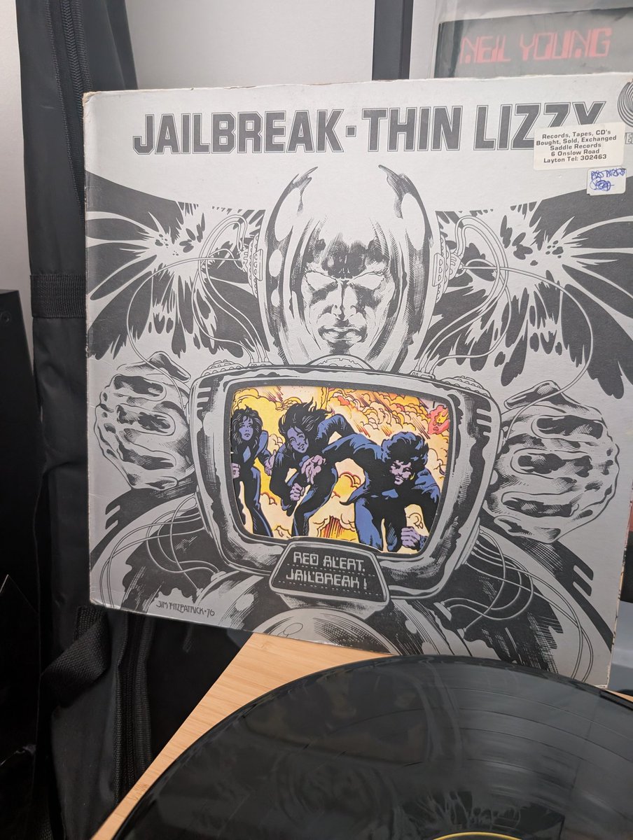 dazphillips74's tweet image. 1000 album challenge 🎧
623
Jailbreak by @ThinLizzy_
Bargain from @Britanniafairs Liverpool. Absolute stone cold classic rock masterpiece. What a band.
Fav tracks: Jailbreak & the boys are back in town
#1000albums
#thinlizzy
#vinylrecords
#britanniarecordFairs
