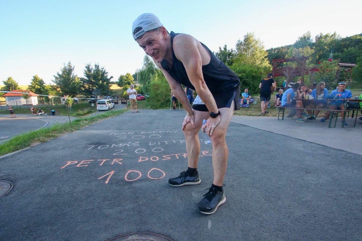 Před pár dny jsem si dal krásný a silný narozeninový dárek. Zaběhl jsem si jeden maraton z MUMu (Moravský ultramaraton, aneb 7 maratonů v 7 dnech). Na fotce je zachycena šťastná chvíle, kdy už ho mám po 4,5 hodinách konečně za sebou :-)