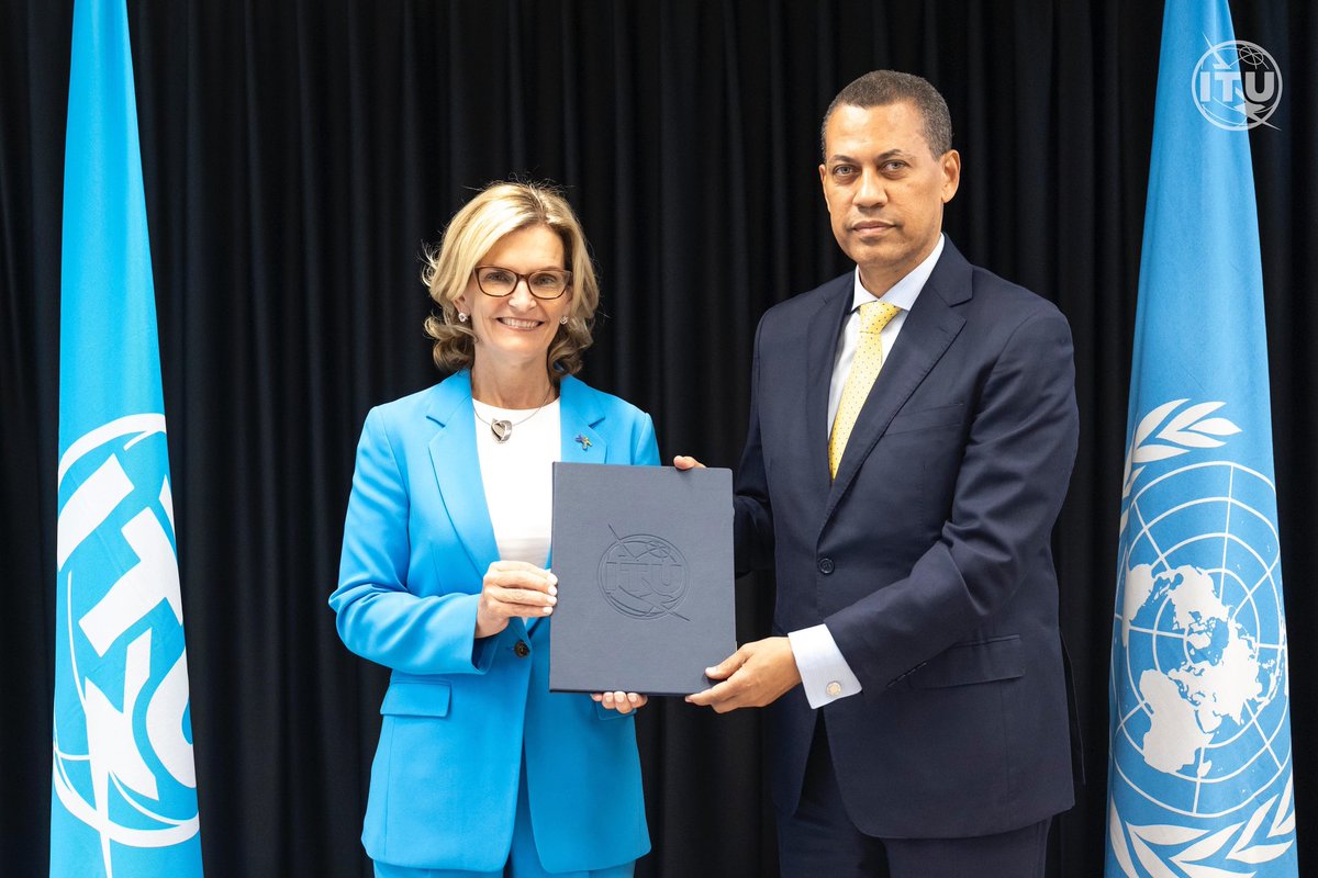 Instituto Dominicano de las Telecomunicaciones (@indotelrd) on Twitter photo Nuestro presidente del Consejo Directivo del INDOTEL, <a href="/ggomezmazara/">Guido Gómez Mazara</a>, junto a la Secretaria General de la <a href="/ITUAmericas/">ITU Regional Office for the Americas</a>, Doreen Bogdan-Martin, firmaron un acuerdo de cooperación🤝para promover la transformación de San Pedro de Macorís y Bonao en ciudades inteligentes y sostenibles. Nuestro presidente del Consejo Directivo del INDOTEL, <a href="/ggomezmazara/">Guido Gómez Mazara</a>, junto a la Secretaria General de la <a href="/ITUAmericas/">ITU Regional Office for the Americas</a>, Doreen Bogdan-Martin, firmaron un acuerdo de cooperación🤝para promover la transformación de San Pedro de Macorís y Bonao en ciudades inteligentes y sostenibles.