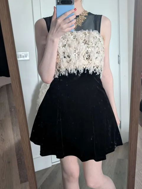 Yesterday's outfit was fully inspired by the Hellfire Gala, with the big poofy coat &amp; feathers a specific reference to Rogue's 2022 fit 😘
