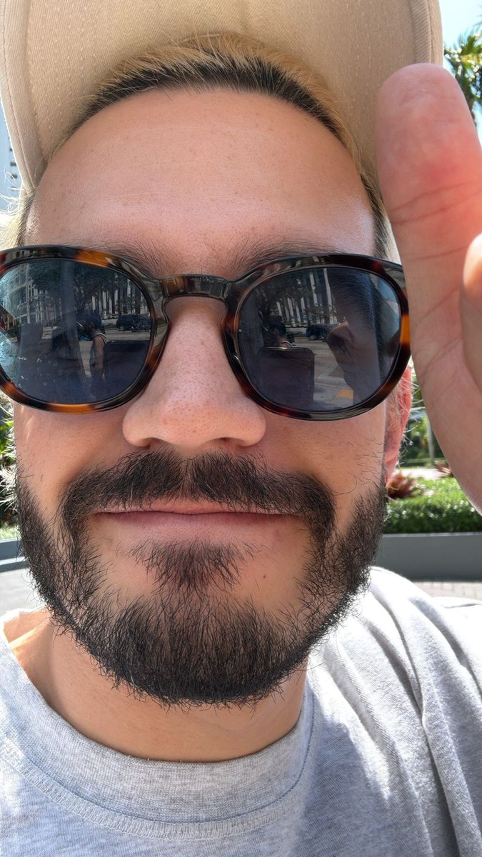 Isaza: Para los que no saben la fundación es un proyecto que empezo como tesis de uno de nosotros, Villa fue el encargado de que su tesis se pensara en un proyecto en base a la educación!

Isaza nos hizo saber que el proyecto final de tesis de villamil era la fundación...