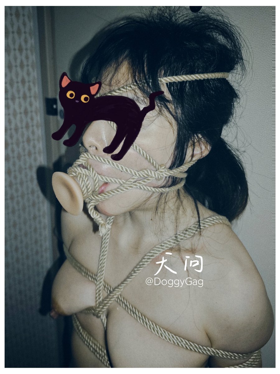 第二天见客户要塞在下体里的假阳具必须要用麻绳把脸五花大绑起来，固定在嘴里润滑良久，才算是对客户最大的尊重。
#律师 #麻绳 #紧缚 #颜面羞辱 #裸体 #反差 #痴女 #阳具 #塞嘴 #堵嘴