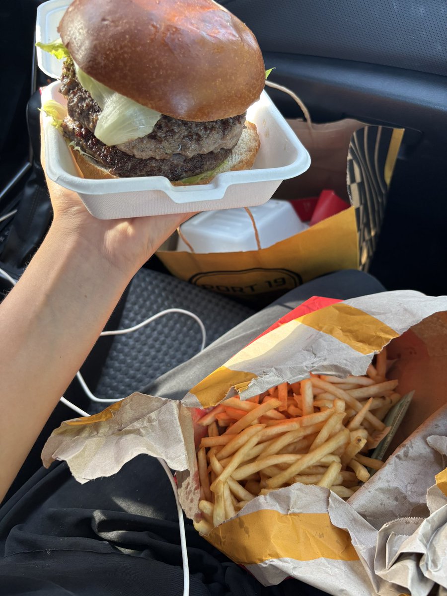 רק שתדעו שאחרי הים אספתי 4 המבורגרים ב40 שח (אשכרה עשור לפורט 19?! את כל המשכורת הצבאית הורדתי עליהם) 
קיצור 2 כפולים ב20 שח לאחד
2 ציפס ענק ב28 שח ו2 זירו ענק במקדונלדס ב17 שח (כי העובד טעה הזמנתי אחד)
וזהו בטח יש לי כוח לעמוד לבשל במטבח אחרי הים במקום להוציא 85 שח להתקלח ולישון