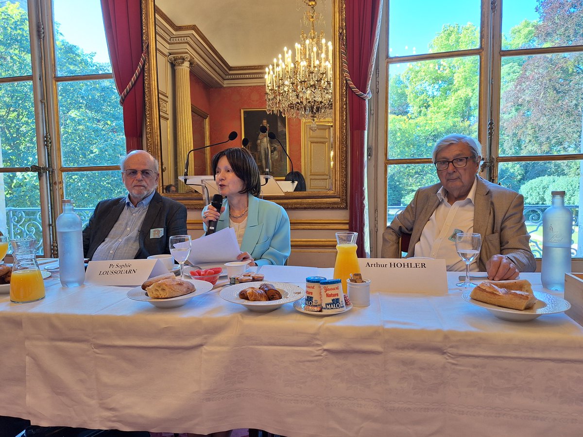S_Loussouarn's tweet photo. Invitée par Géostratégie 2000 à donner une conférence sur la nouvelle Entente Cordiale dans le Salon Pourpre du Sénat le 4 juillet 2025 pour explorer les métamorphoses de cette alliance face aux incertitudes du monde actuel. https://t.co/wac35RoaPx https://t.co/NlKl4vvpuj